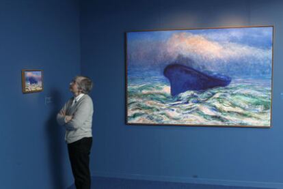 La pintora Mari Puri Herrero contempla su obra <i>El barco azul</i> en la exposición de Biarritz.