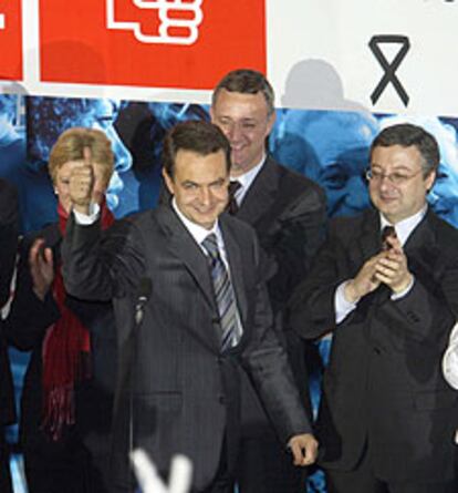 Zapatero hace el signo de la victoria rodeado de dirigentes del PSOE  en Ferraz.