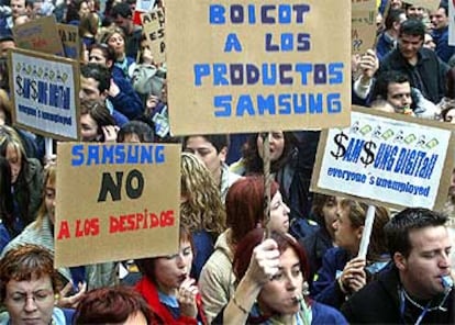 Manifestación ayer de empleados de Samsung, Philips y Minivat.
/ J. ROVIRALTA
