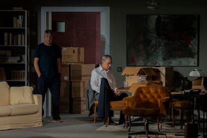 Los actores Pere Arquillué (izquierda) y Carles Martínez en la obra 'L’adversari', una adaptación dirigida por Julio Manrique de la obra de Emmanuel Carrère, en el festival Temporada Alta de Girona en 2022.