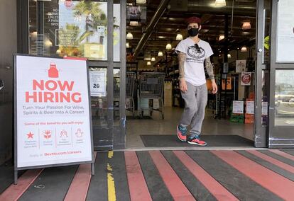 Un cartel anuncia, el pasado viernes, nuevas contrataciones en una tienda de vino en Larkspur (California).