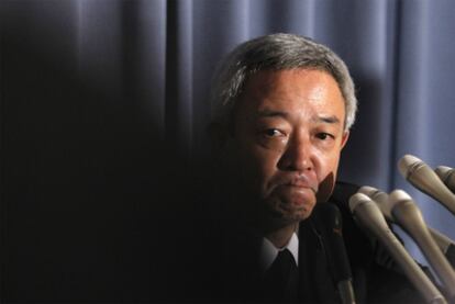 El hasta ahora ministro de Reconstrucción japonés, Ryu Matsumoto, anuncia su dimisión en la rueda de prensa posterior a su reunión con el primer ministro, Naoto Kan