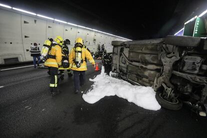 Alrededor de uno de los coches se forma un riachuelo de líquido que puede ser gasolina. Los bomberos se apresuran a frenarlo con un producto similar a la espuma para evitar que se inflame. “Un incendio es uno de los mayores peligros dentro de un túnel y por eso evitarlo debe ser una prioridad”, aclara uno de los bomberos.