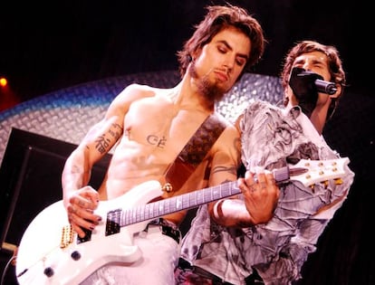 <strong>Quién, dónde y cuándo.</strong> Jane's Addiction. 17 de octubre de 2003. Madrid </p> <strong>Por qué se canceló. </strong> La opinión generalizada es que el vocalista, Perry Farrel, se pasó de la raya la noche anterior de marcha tras su concierto en Barcelona y estaba tan malito que no pudo dar el concierto en Madrid. Pero la versión oficial recurre al socorrido "afección en las cuerdas vocales" para justificar la suspensión de su cita el 17 de octubre de 2003 en La Riviera madrileña. La fama de excesivo del cantante (y de sus compinches) hizo levantar más de una ceja por puro escepticismo al conocer la noticia. </p> <strong>Momento de máxima tensión.</strong> Mucha gente se había desplazado desde diferentes puntos de España para asistir al concierto. Cuando llegaron a la sala había un cartel que informaba de la suspensión. Se devolvió el dinero de la entrada, pero los gastos de desplazamiento y alojamiento corrieron a cargo de los afectados. En la puerta de La Riviera hubo gritos e incluso llantos de los seguidores. Rabia e impotencia. </p> En la imagen, el guitarrista (Dave Navarro) y el cantante (Perry Farrell) de Jane's Addiction en 2003.