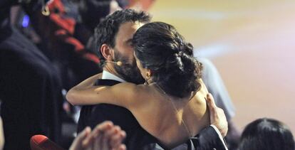 El beso de Clara Lago y Dani Rovira cuando el intérprete ganó en la pasada edición de los Goya el premio a mejor actor revelación.