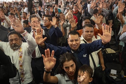 Asistentes participan en la ceremonia de purificación.