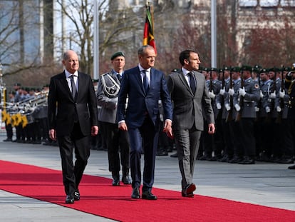 Desde la izquierda, el canciller alemán, Olaf Scholz; el primer ministro polaco, Donald Tusk, y el presidente francés, Emmanuel Macron, pasan revista a las tropas este viernes en Berlín.