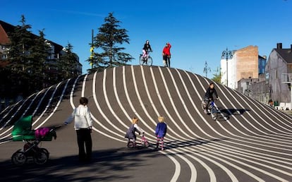 Uno de los espacios del parque Superkilen, en el barrio de N&oslash;rrebro, en Copenhague.