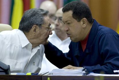 Los presidentes de Cuba,  Raúl Castro (izquierda),  y Venezuela, Hugo Chávez,  en diciembre de 2009.