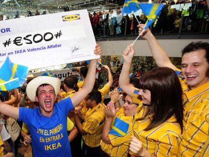 Iv&aacute;n Herrero celebra ser el primer cliente en entrar en la tienda Ikea de Alfafar.