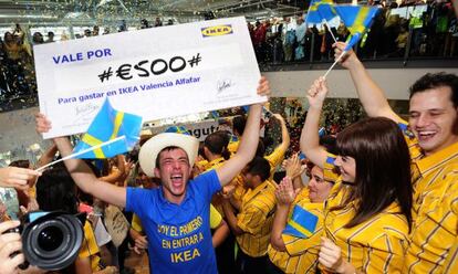 Iván Herrero celebra ser el primer cliente en entrar en la tienda Ikea de Alfafar.