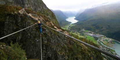 Puente de tres cables con el valle Kjenndalen al fondo.