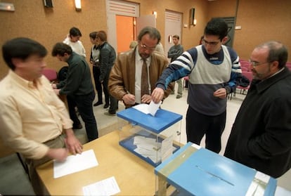 Vecinos de Algete ( Madrid) entregan su autorizaci&oacute;n para que les sea realizada la prueba del ADN, en noviembre de 1999.