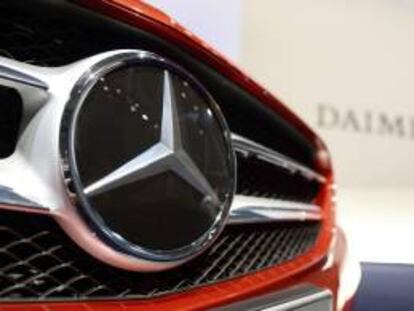Detalle de un logotipo de mercedes en la sede de Daimler en AG en Stuttgart (Alemania) hoy.