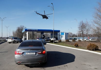 Un helicóptero militar ucraniano sobrevuela una gasolinera en las afueras de la ciudad de Dnipro (Ucrania). El presidente ucranio, Volodímir Zelenski, se ha apresurado a declarar la ley marcial. “El ejército está trabajando. Sin pánico. Somos fuertes. Estamos listos para todo. Derrotaremos a todos”, dijo.