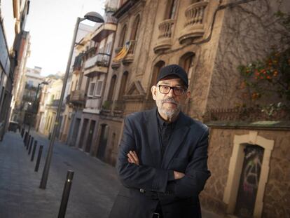 El periodista y escritor Marcos Ordónez, ayer, en una calle de Barcelona.
