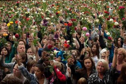 Más de 100.000 personas se han congregado en las inmediaciones del Ayuntamiento de la capital Noruega para rendir homenaje a las víctimas del doble atentado del viernes. Muchas de ellas portaba rosas rojas y blancas.
