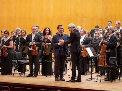 Eduardo Soutullo y Paul Daniel, en el centro, ante la orquesta.