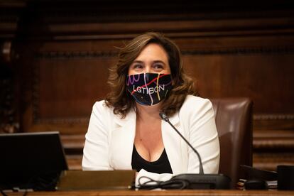 La alcaldesa de Barcelona, Ada Colau, con una mascarilla en defensa del movimiento LGTBI