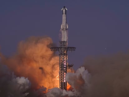 El megacohete Starship en el momento de su despegue, desde la base Starbase, en Texas, este martes.
