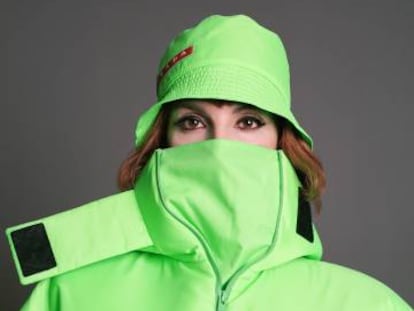 Najwa Nimri viste abrigo y gorro verdes de Prada. Como se puede observar, ya no se pinta los ojos de negro ‘no me hables que te muerdo’.
