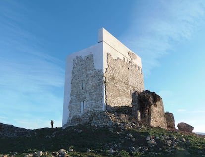 Aspecto del Castillo de Matrera, tras las obras de restauración de la torre Pajarete. La rehabilitación ha sido duramente criticada por expertos como la asociación Hispania Nostra.