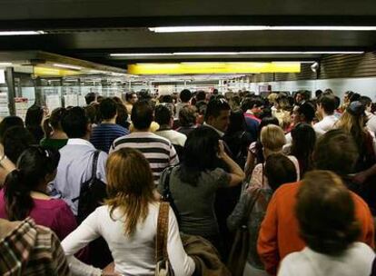 La estación de metro de la calle de Xàtiva, a reventar, tras finalizar la primera <i>mascletà</i> de Fallas.