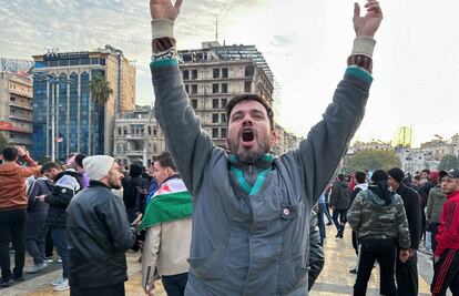 Un hombre celebraba este domingo la caída del régimen sirio, en la plaza Saadallah al Jabiri, en Alepo.