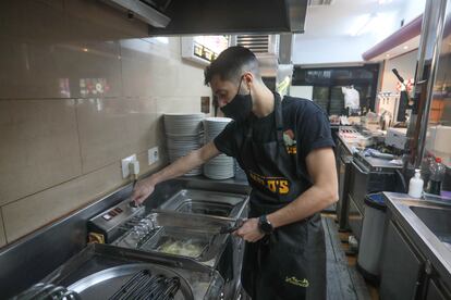 Alejandro Martínez fríe las croquetas del Melo's en Lavapiés antes de su apertura.
