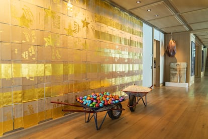 Casa de Eugenio Lopez en Lomas de Chapultepec en la Ciudad de México. /En la imagen: Pared de la izquierda: Danh Vo (untitled 2014); Carretillas , Gabriel Kuri (Carretilla 0199); Atrás colgando, Mike Kelley (Bladder 1983 ); Atrás, contra la pared, Christo (Portrait of Judha Lieb 1969).