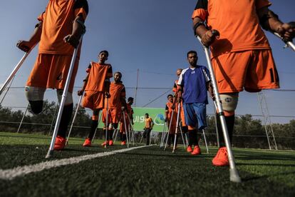 Sessão de treinamento do time "As muletas", no estádio Deir Ao Balah, na Faixa de Gaza.