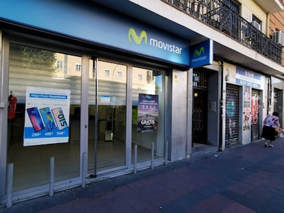 Movistar y Orange sufren la fuga de clientes y el parón de fútbol   