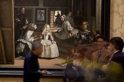 Unos visitantes, frente a &#039;Las meninas&#039; de Vel&aacute;zquez. 