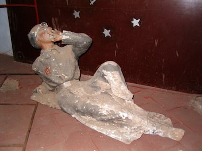 Escultura de El Ruso o El Lenin, de 1939, que se encuentra escondida en la iglesia de Santiago de Castaño del Robledo, en Huelva, donde sustituyó al guerrero yacente de la imagen de Santiago Matamoros. 