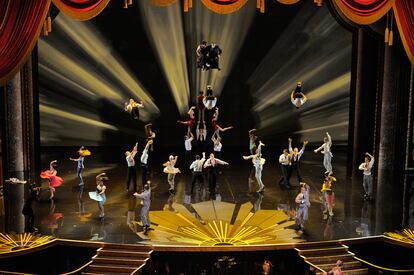 Actuación de 'Cirque du Soleils' durante la entrega de los 84 premios de la Academia.