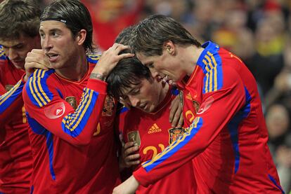 Llorente, Ramos, Silva y Torres festejan el gol de la victoria española.
