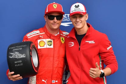 Raikkonen con Mick Schumacher, hijo del mítico piloto.