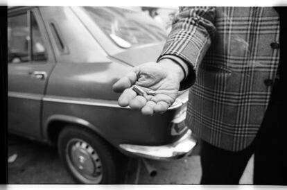 Un viandante muestra un casquillo y una bala de las disparadas por un 'comando' de ETA que asesinó al ex presidente del Tribunal de Orden Público, José María Mateu, en su coche oficial en la calle de Núñez de Balboa de Madrid. Mayo de 1977.