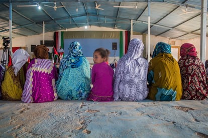 As meninas dos acampamentos vão à escola desde pequenas e, quando acabam a educação obrigatória (ensino médio) partem para estudar no exterior. Muitas emigram de vez, mas outras voltam para aplicar seus conhecimentos dentro dos campos. A RASD se considera um dos Estados árabes mais igualitários. Gaba-se de “não ter nem uma só mulher nas prisões, nem existirem casos de violência de gênero”. Mas esses dados não podem ser confirmados devido à falta de estatísticas e de um sistema judicial que o administre.