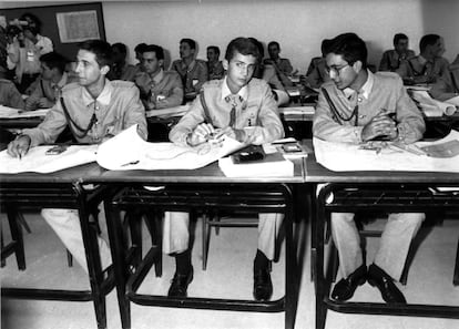 10 de octubre de 1985. Don Felipe de Borbón y Grecia, junto a otros compañeros, en la Academia Militar de Zaragoza.