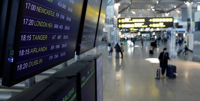 Vista de un panel de información en Madrid-Barajas.