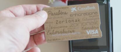 Imagen de una nueva tarjeta regalo biodegradable de CaixaBank