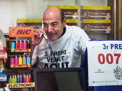 El propietario de la administración de lotería de Mollerussa (Lleida) que ha repartido 36 series del tercer premio, celebra este domingo el premio.