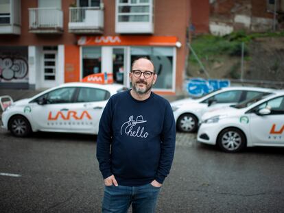 Borja Cobeaga, creador de 'No me gusta conducir', entre coches de autoescuela, la semana pasada en Madrid. 



Foto: Inma Flores