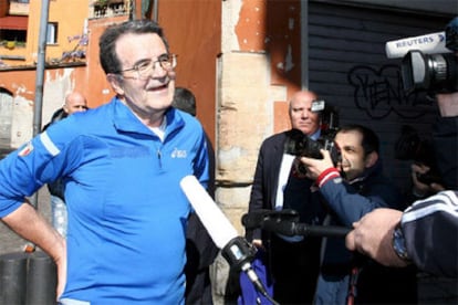Romano Prodi responde a los periodistas, después de su entrenamiento diario en la ciudad italiana de Bolonia.
