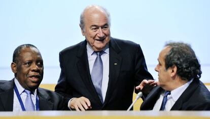 Blatter (c) y Platini (i) en un acto de la FIFA en mayo de 2012.