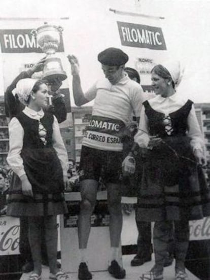 Gimondi, ganador de la Vuelta, en el podio de Bilbao.