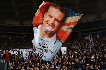 Hinchas del Lazio ondean una bandera con el rostro del exjugador Paul Gascoigne