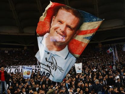 Hinchas del Lazio ondean una bandera con el rostro del exjugador Paul Gascoigne