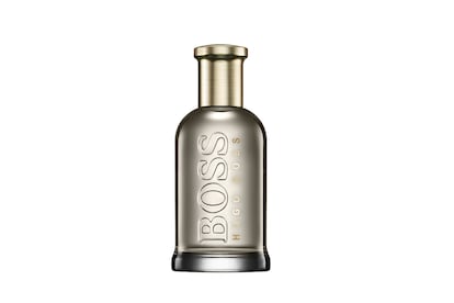 COMPRAR: El icónico frasco de BOSS Bottled se tiñe de un gris metalizado para capturar un perfume de tonos clásicos y notas cálidas que retratan las dualidades del hombre de hoy.
